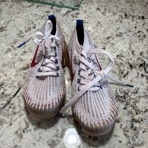 Tennis shoes